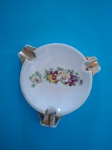 Cinzeiro em porcelana antigo com flores e dourado medindo 11x11 cm.