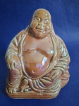Buda antigo em porcelana na cor marrom claro vitrificada medindo 17x15 cm.