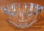 Centro de mesa em cristal  Rogaska Made in Slovenia com lapidação em detalhes geométrico   com brilho natural  medindo 27x18 cm.