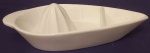 Espremedor de frutas em porcelana branca medindo 4x21x12 cm.