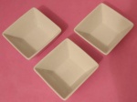 Três porta patês em porcelana branca marca aro medindo 8x8 cm.
