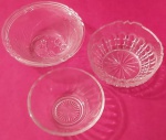 Trio de potes em vidro canelado, com folhas e recortes transparente medindo 10x4,12x6 e 11x5 cm.