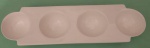 Petisqueira em cerâmica na cor branca vitrificada com quatro divisórias medindo 32x9x4 cm.