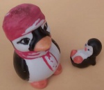 Dois pinguins em porcelana medindo 9x5 e 3x3 cm.