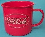 Caneca com alça vermelha medindo 10x10x11 cm.