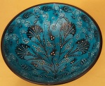 Tigela Turca de cerâmica artesanal na cor turquesa com detalhes em alto relevo medindo 21x10x8 cm.