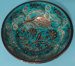 Tigela Turca de cerâmica artesanal na cor turquesa com detalhes em alto relevo medindo 26x13x10 cm.