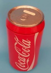 Cofre em metal com tampa Coca-cola medindo 10x20 cm.