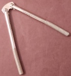 Quebra nozes novo em metal medindo 15 cm.