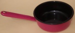 Panela com cabo em agata na cor vermelha e preta medindo 30x17x6 cm.