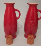 Conjunto de galheteiro em porcelana branca e vermelha com tampa de rolha para óleo e vinagre medindo 17x5 cm.