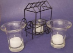 Charrete em metal porta velas e par de porta velas em vidro grosso transparente medindo 15x10 e 8s4 cm.