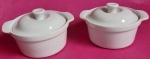 Par de panelinhas em porcelana fina com tampa para sopas e pode utilizar o micro ondas medindo 15x11x6x10 cm.