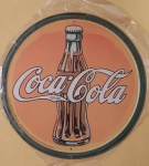 Quadro redondo Coca-Cola antigo medindo 29 cm.