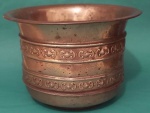 Cachepot em metal dourado  trabalhado com desgaste do tempo medindo 16x18x12cm.