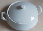 Sopeira em porcelana branca com alças e tampa medindo 9x26 cm.