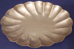 Centro de mesa em bronze com gomos medindo 20x16 cm.