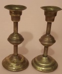 Par de Castiçal em bronze com desgaste do tempo medindo 11x5 cm.