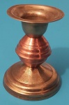 Castiçal solitário em bronze medindo 7x6 cm.