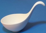 Molheira em porcelana branca formato colher ideal para servir molho ou pequenas porções de finger food medindo 15x4 cm.