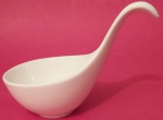Molheira em porcelana branca formato colher ideal para servir molho ou pequenas porções de finger food medindo 15x4 cm.