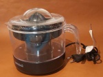 Espremedor de frutas turbo citrus com funcionamento automático capacidade 750 ml.