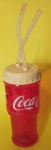 Copo de suco ou água Coca-cola com tampa e canudos medindo 22x10 cm.