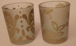 Par de luminárias para velas em vidro decorado com arabescos dourados medindo 6,5x5,5 cm.