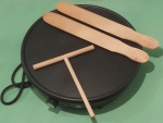 Máquina de crepe Francês com chapa antiaderente,  eletrica com suas pás e um mexedor de massas chapa antiaderente medindo 30 cm. 220w