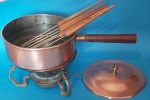 Panela de fondue em cobre com seis garfinhos base em bronze com marcas do tempo medindo 20x8 cm. com base 18 de altura