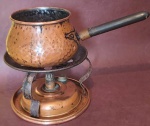 Panela de fondue em cobre martelado sem tampa com marcas do tempo medindo 21x12x10 cm.