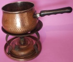 Panela de fondue em cobre martelado sem tampa com marcas do tempo medindo 21x14x10 cm.