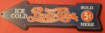 Placa Vintage decorativa em madeira  possui formato de seta medindo 40x12 cm