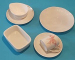 Porcelanas: dois pires , xícara de café , porta sachê e pote formato de gota com pequeno lascado medindo entre 11 e 15 cm.