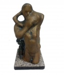 TONNY -ANTIGA ESCULTURA EM BRONZE REPRESENTANDO CASAL COM BASE EM GRANITO. ASSINADA. MEDINDO 19 X 16 X 13 CM E A BASE 15 X 15 CM