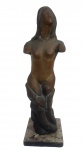 TONNY -ANTIGA ESCULTURA EM BRONZE REPRESENTANDO FUGURA FEMININA COM BASE EM GRANITO. ASSINADA. MEDINDO 49 X 17 X 13 CM E A BASE 15 X 15 CM