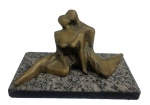 TONNY -ANTIGA ESCULTURA EM BRONZE REPRESENTANDO CASAL COM BASE EM GRANITO. ASSINADA. MEDINDO 14.5 x 13 X 26 CM E A BASE 27 X 16 CM