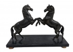 ANTIGA ESCULTURA EM PETIT BRONZE REPRESENTANDO CAVALOS EMPINANDO. SELADA TOBIAS STEFANELLI. MEDINDO 31 X 16 X 45 CM