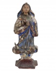 ANTIGA IMAGEM SACRA EXECUTADA EM MADEIRA REPRESENTANDO NOSSA SENHORA DA CONCEIÇÃO. RESQUÍCIO DE POLICROMIA. CONFORME FOTOS. MEDINDO 19.5 X 4 X 721 X 5 X 9  CM