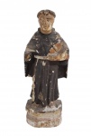 ANTIGA IMAGEM SACRA EXECUTADA EM MADEIRA REPRESENTANDO SANTO ANTONIO. RESQUÍCIO DE POLICROMIA. SEM UMA MÃO. CONFORME FOTOS. MEDINDO 17 X 3.5 X 5  CM