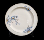 ANTIGO PRATO DE COLEÇÃO EM PORCELANA PORTUGUESA VISTA ALEGRE. DECORAÇÃO FLORAL. COLOCADO ARAME COM MASSA PARA PENDURAR O PRATO NA PAREDE. MEDINDO 19 CM