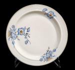 ANTIGO PRATO DE COLEÇÃO EM PORCELANA PORTUGUESA VISTA ALEGRE. DECORAÇÃO FLORAL. COLOCADO ARAME COM MASSA PARA PENDURAR O PRATO NA PAREDE. MEDINDO 19 CM