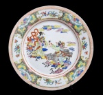 ANTIGO PRATO DE COLEÇÃO EM PORCELANA ORIENTAL COM DECORAÇÃO PADRÃO MANDARIM.  MEDINDO 27 CM