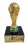Copa do Mundo - Miniatura Taça FIFA. Comemorativa ao jogo da Bélgica x Rússia , realizado no dia 22 de junho de 2014, no Maracanã. Marcas do tempo. Peça exclusiva oferecida aos convidados do camarote da entidade máxima do futebol mundial. Medindo 15.5 x 8 x 8 cm