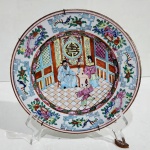 ANTIGO PRATO DE COLEÇÃO EM PORCELANA ORIENTAL PADRÃO FAMÍLIA ROSA. ACOMPANHA SUPORTE DE PAREDE. MEDINDO 20.5 CM