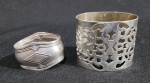 LOTE COM DOIS PORTA GUARDANAPOS EM METAL PRATEADO. MARCAS WOLF E EBERLE. MEDINDO 4.5 X 4 X 5.5 CM E 3 X 3 X 4.5 CM