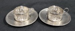 DOMUS - PAR DE ANTIGOS SUPORTES DE XÍCARAS DE CAFÉ EM METAL PRATEADO. MEDINDO O SUPORTE 4 X 5 X 6.5 CM E O PIRES 10.5 CM