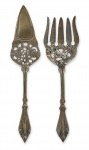 ANTIGO PAR DE TALHER DE SERVIR EM BRONZE COMPOSTO DE ESPÁTULA E GARFO. MEDINDO A ESPÁTULA DE BOLO 25 CM E O GARFO 23 CM