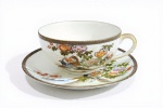 ANTIGA XÍCARA DE CHÁ EM PORCELANA ORIENTAL PADRÃO SATSUMA. MEDINDO A XÍCARA 5 X 10 X 12 CM ( COM FIO DE CABELO ) E O PIRES 14 CM