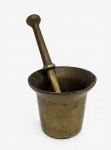 ANTIGO ALMOFARIZ COM SOQUETE EM BRONZE. MEDINDO O SOQUETE 21 CM E O BOWL 9 X 11 CM
